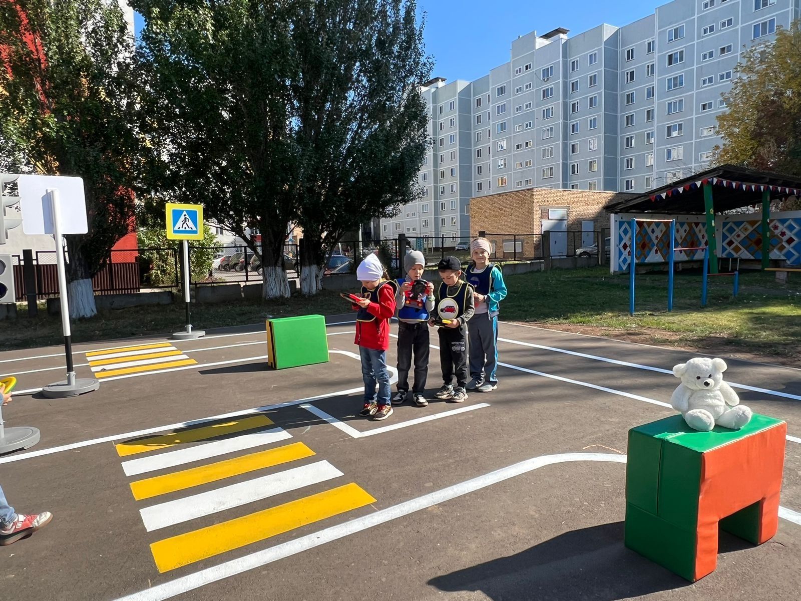 В Менделеевске воспитанники детского сада N12 совместно с педагогами посетили автогородок