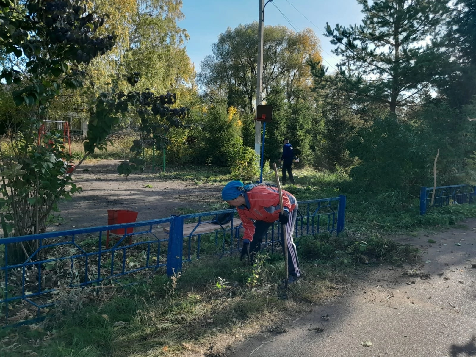 Псеевский СДК привел в порядок детскую площадку