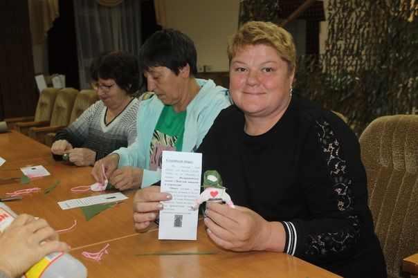 Работники Ижёвского СДК провели мастер-класс по созданию оберегов участников СВО