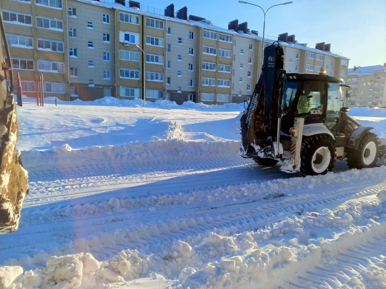 Городские службы продолжают устранять последствия снегопада