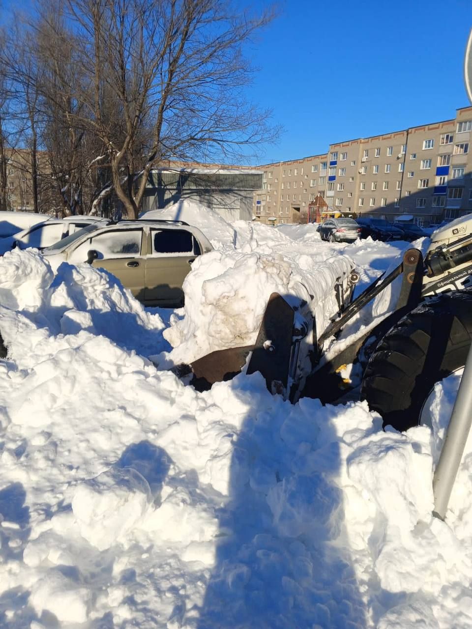 Городские службы продолжают устранять последствия снегопада