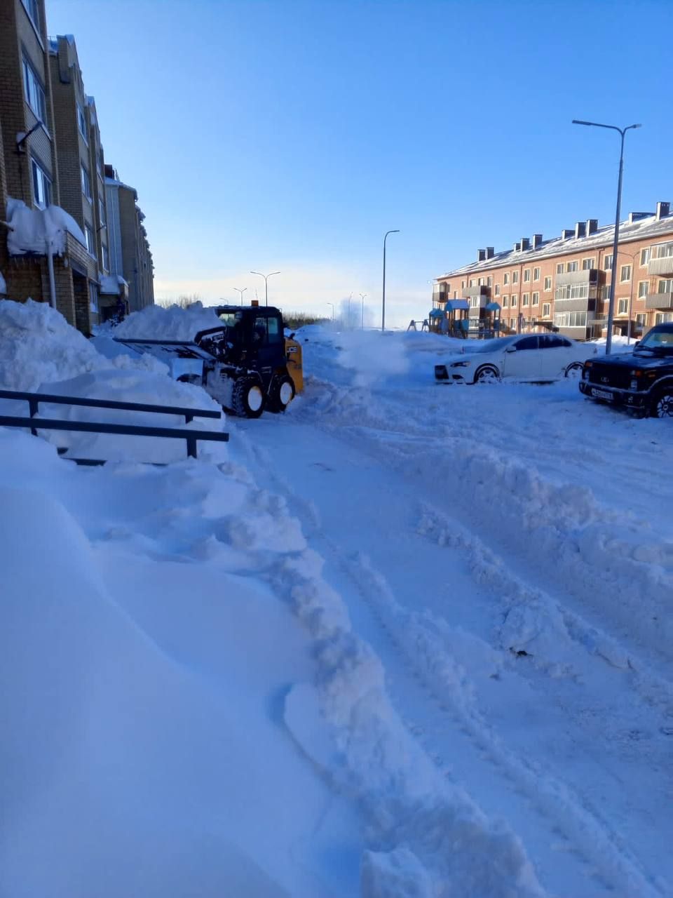 Городские службы продолжают устранять последствия снегопада