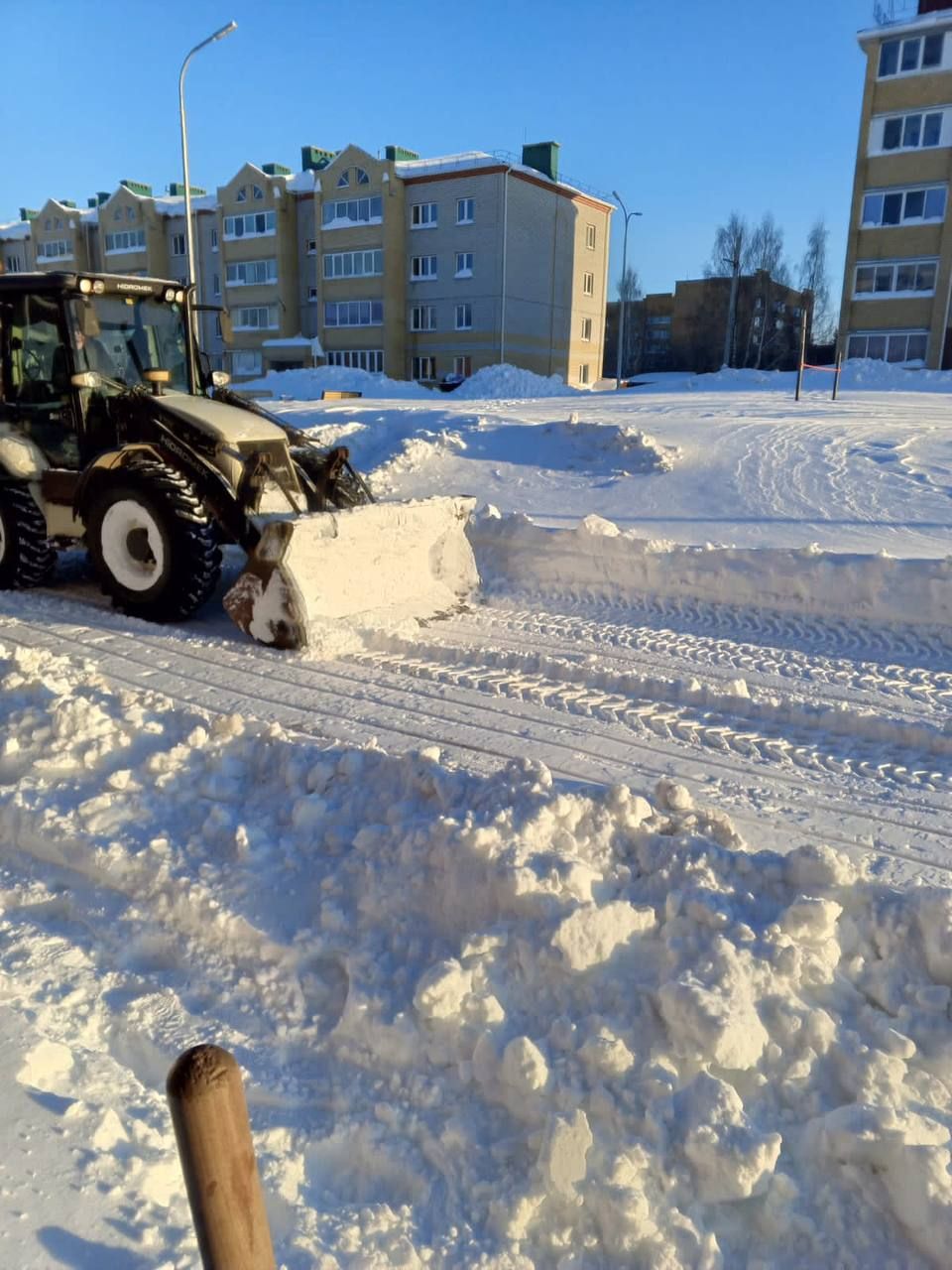 Городские службы продолжают устранять последствия снегопада