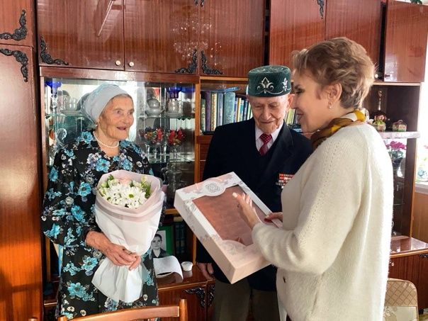Супругов Аглиевых из Бизяков поздравили с 65-летием совместной жизни