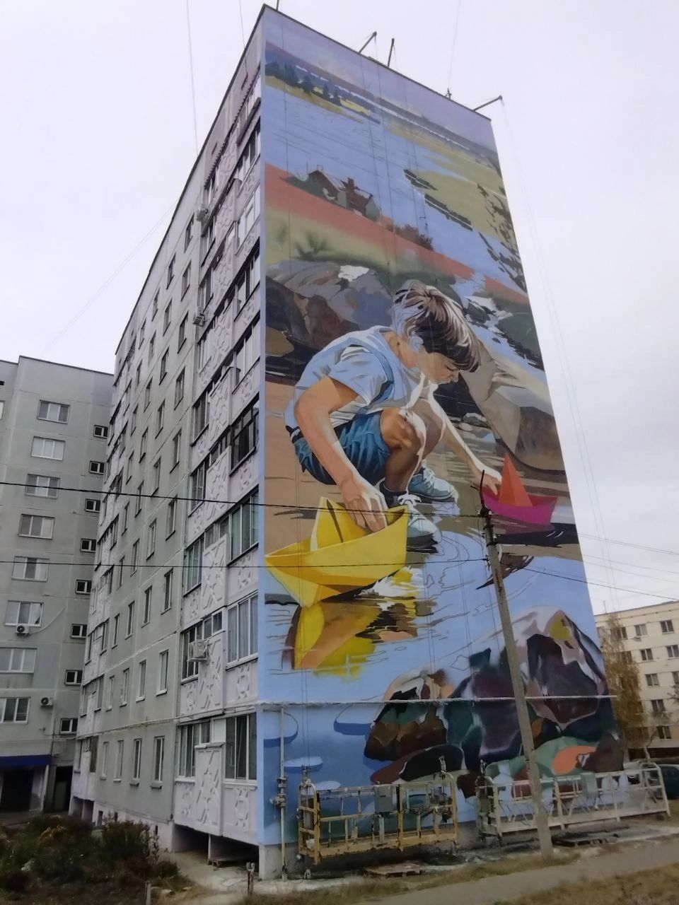 В Менделеевске появился новый мурал о детстве