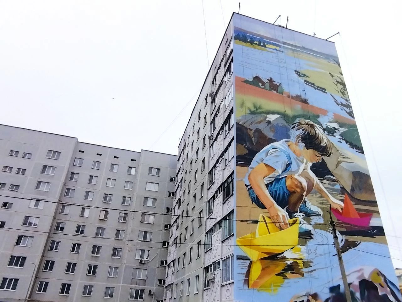 В Менделеевске появился новый мурал о детстве