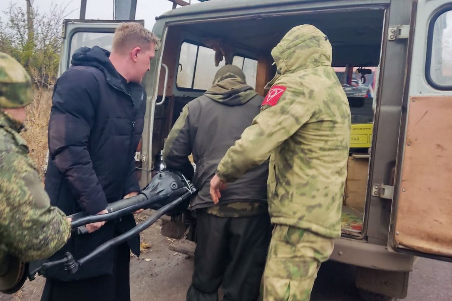 Священнослужители доставили гуманитарную помощь военнослужащим из Татарстана