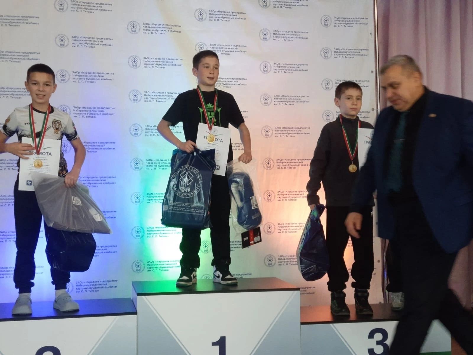 Менделеевские кикбоксеры на пьедестале почета