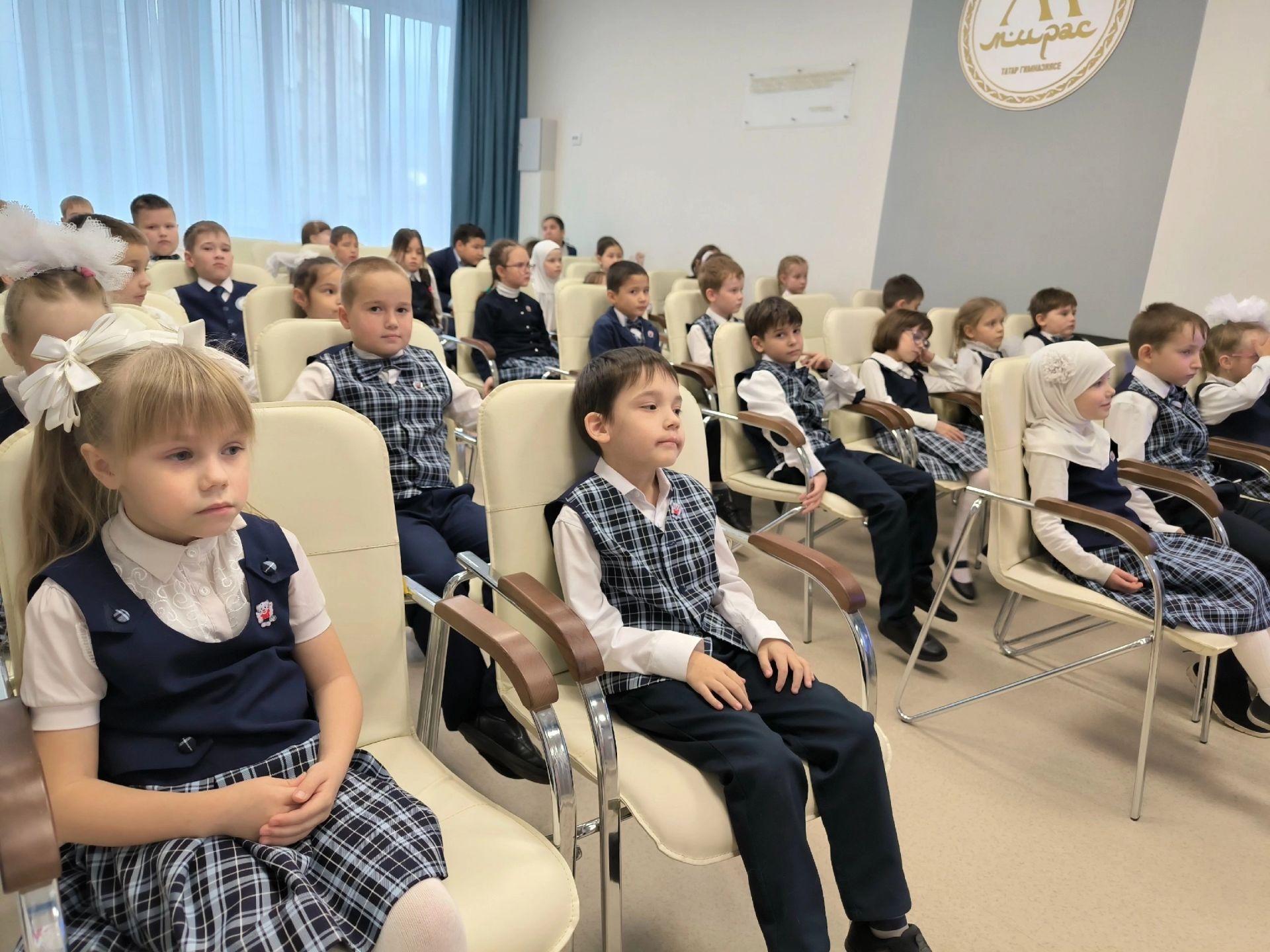 В гимназии «Мирас» Менделеевска первоклассников посвятили в ряды «Орлята России»