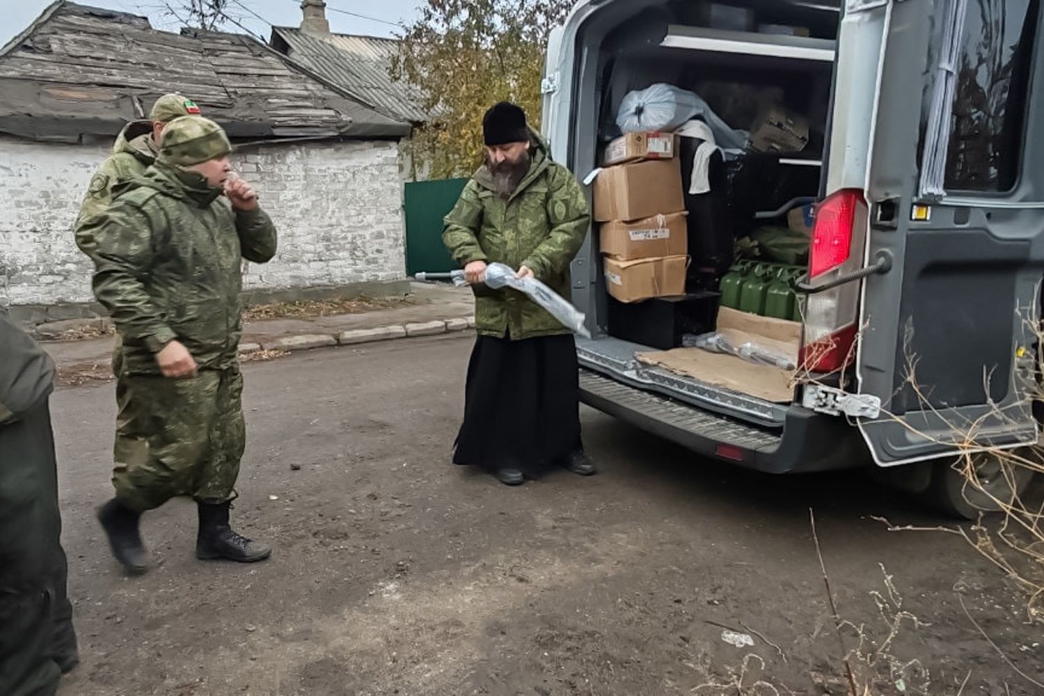 Священнослужители доставили гуманитарную помощь военнослужащим из Татарстана