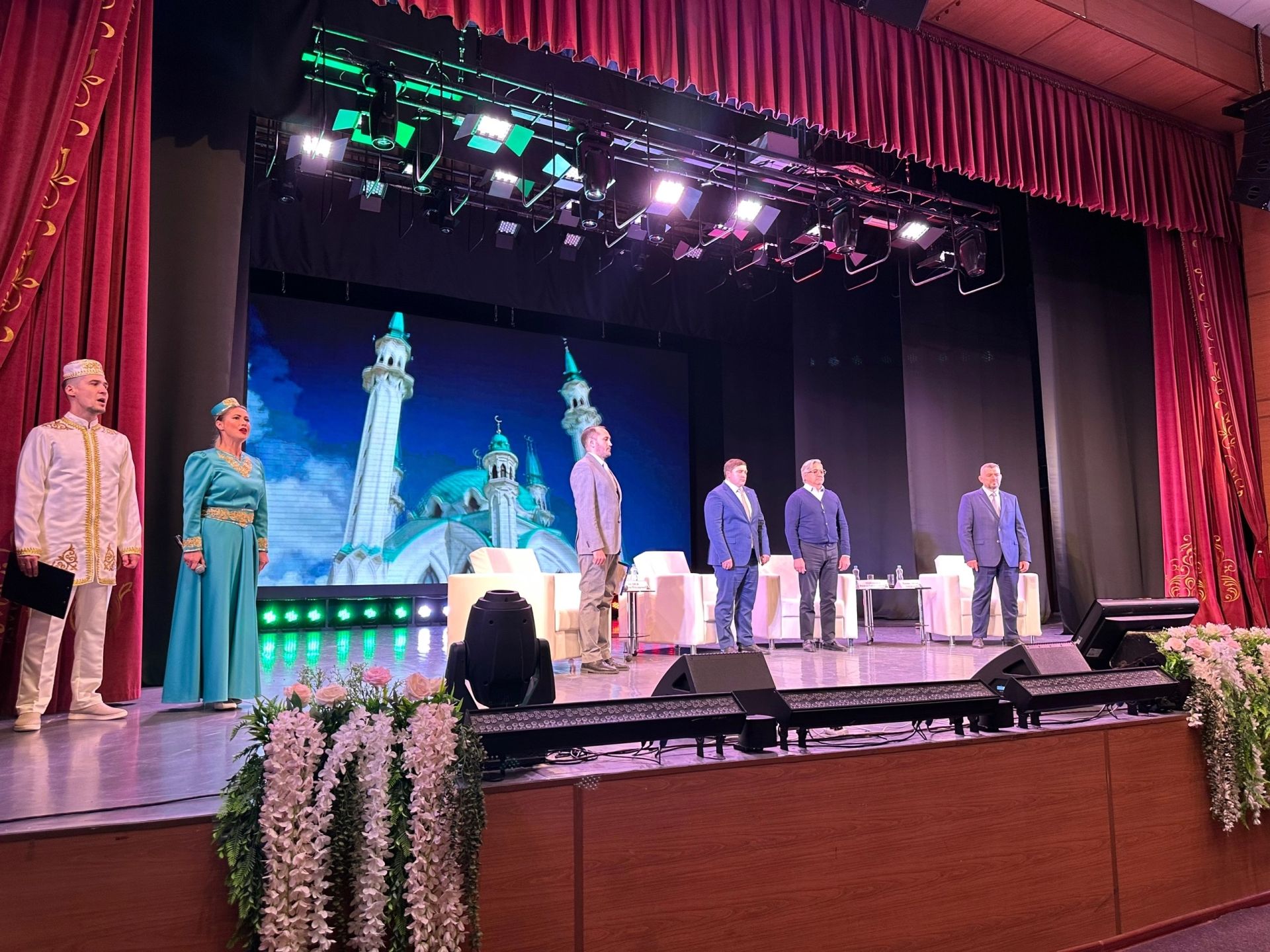 Участники делового форума прибыли во Дворец культуры имени С. Гассара