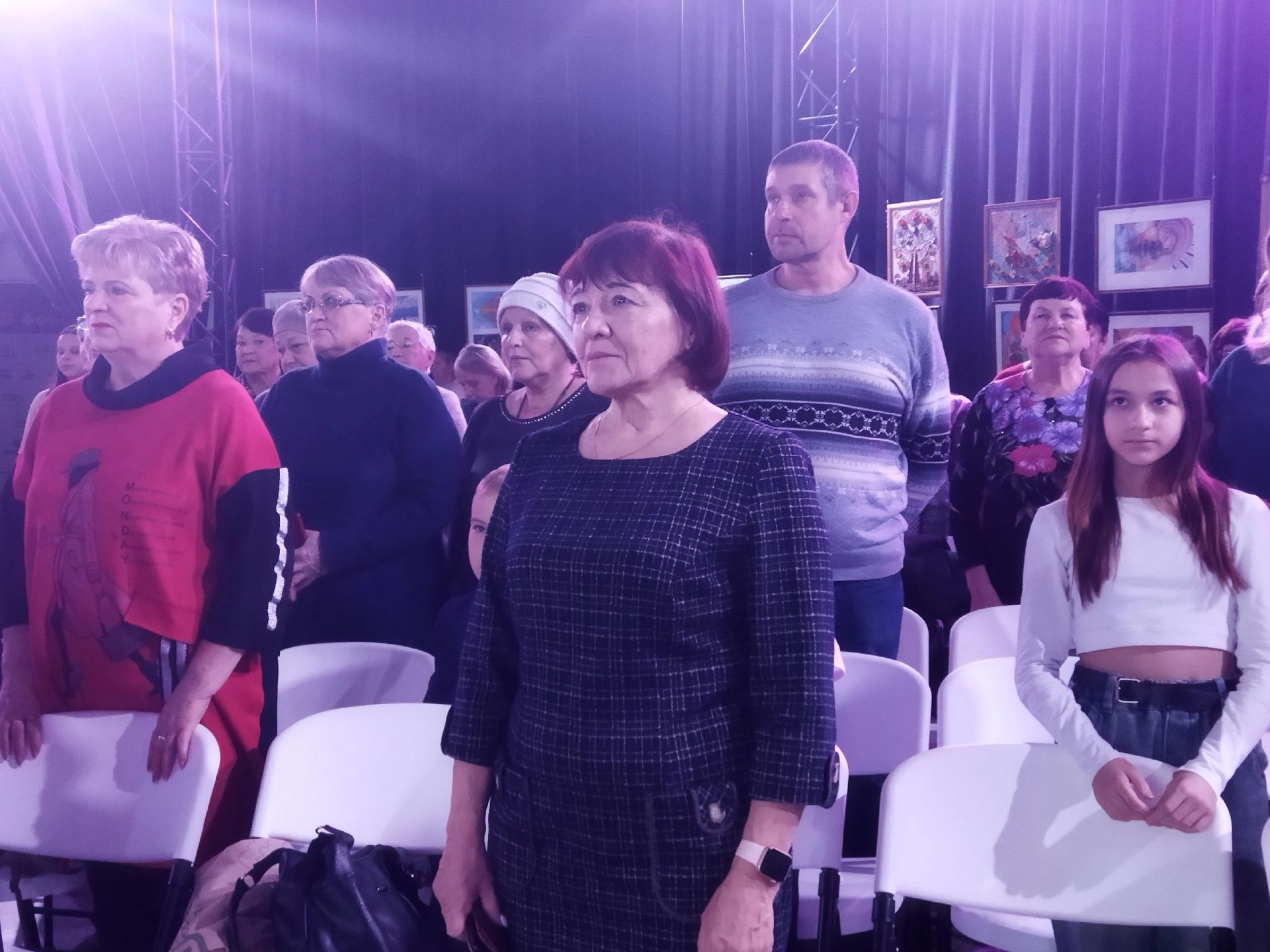 В Менделеевске празднично открыли выставку «Незабудки для мам»