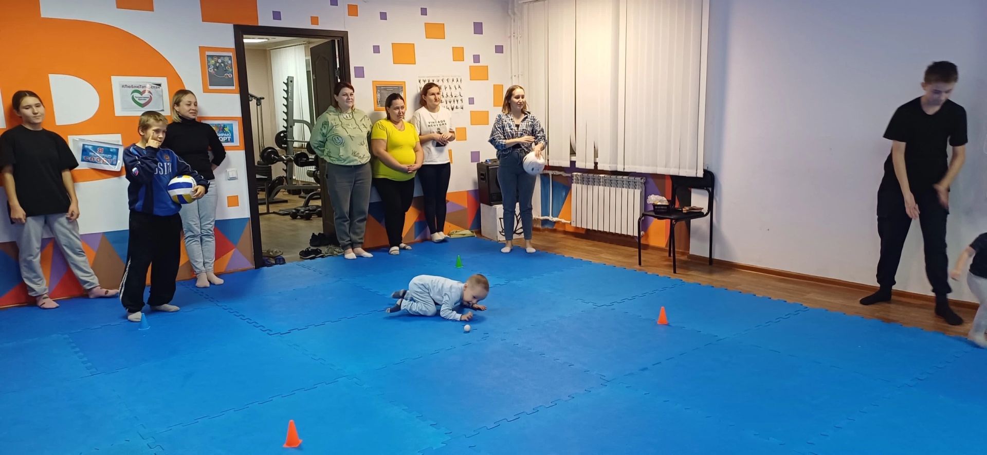 Спортивные эстафеты и поздравления в центре «Форпост» ко Дню матери