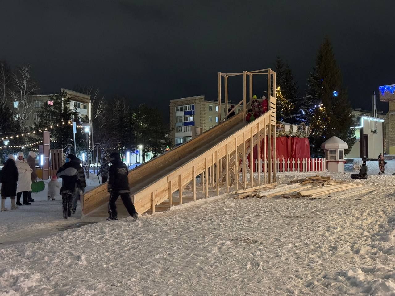 Готовься к зимним радостям: открытие деревянной горки в Менделеевске