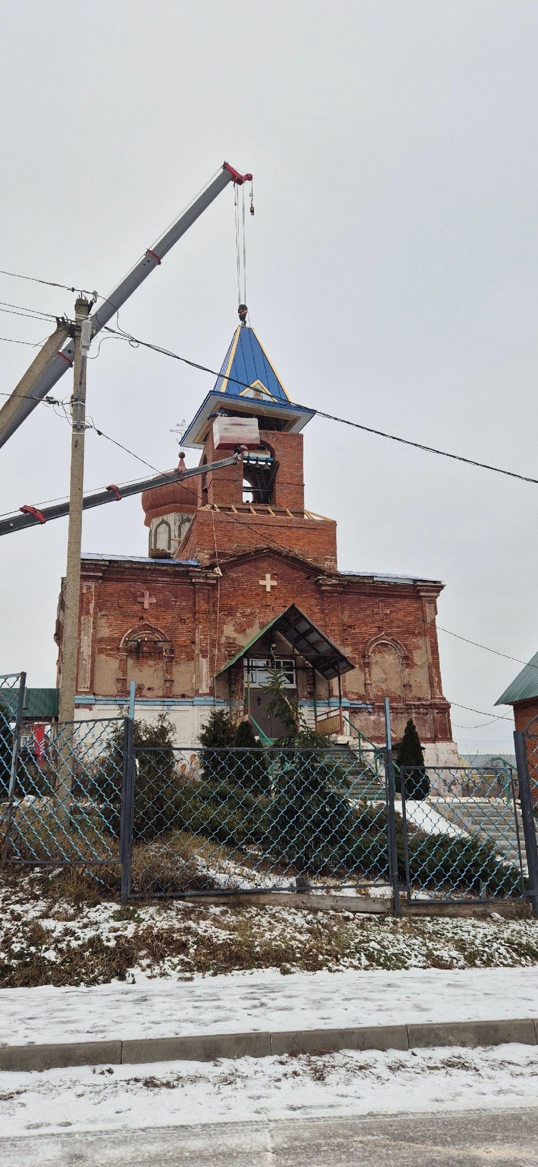 Состоялось поднятие купола и креста на колокольню храма в Тихоново