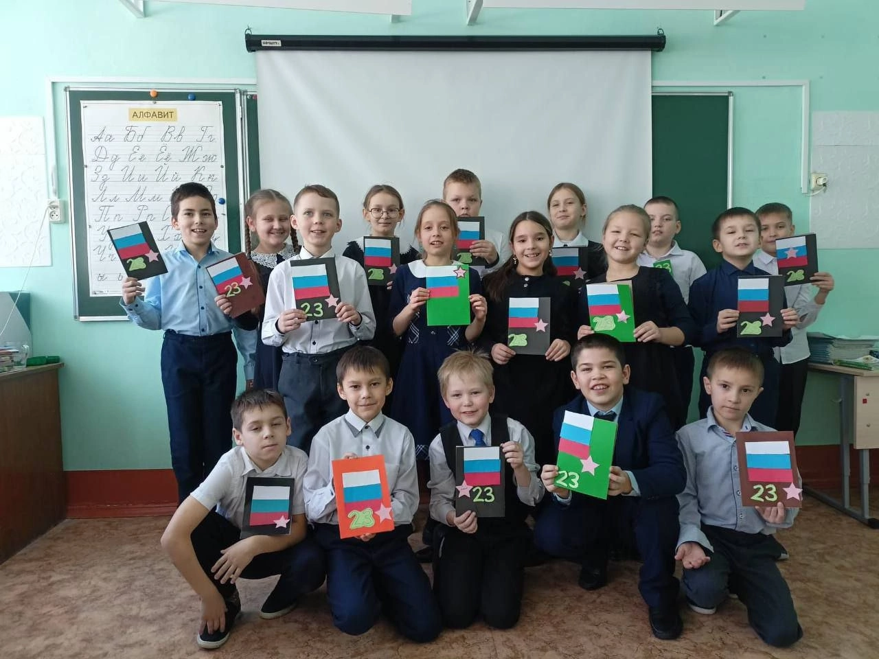 В Менделеевске провели мастер-класс по изготовлению открыток к 23 февраля