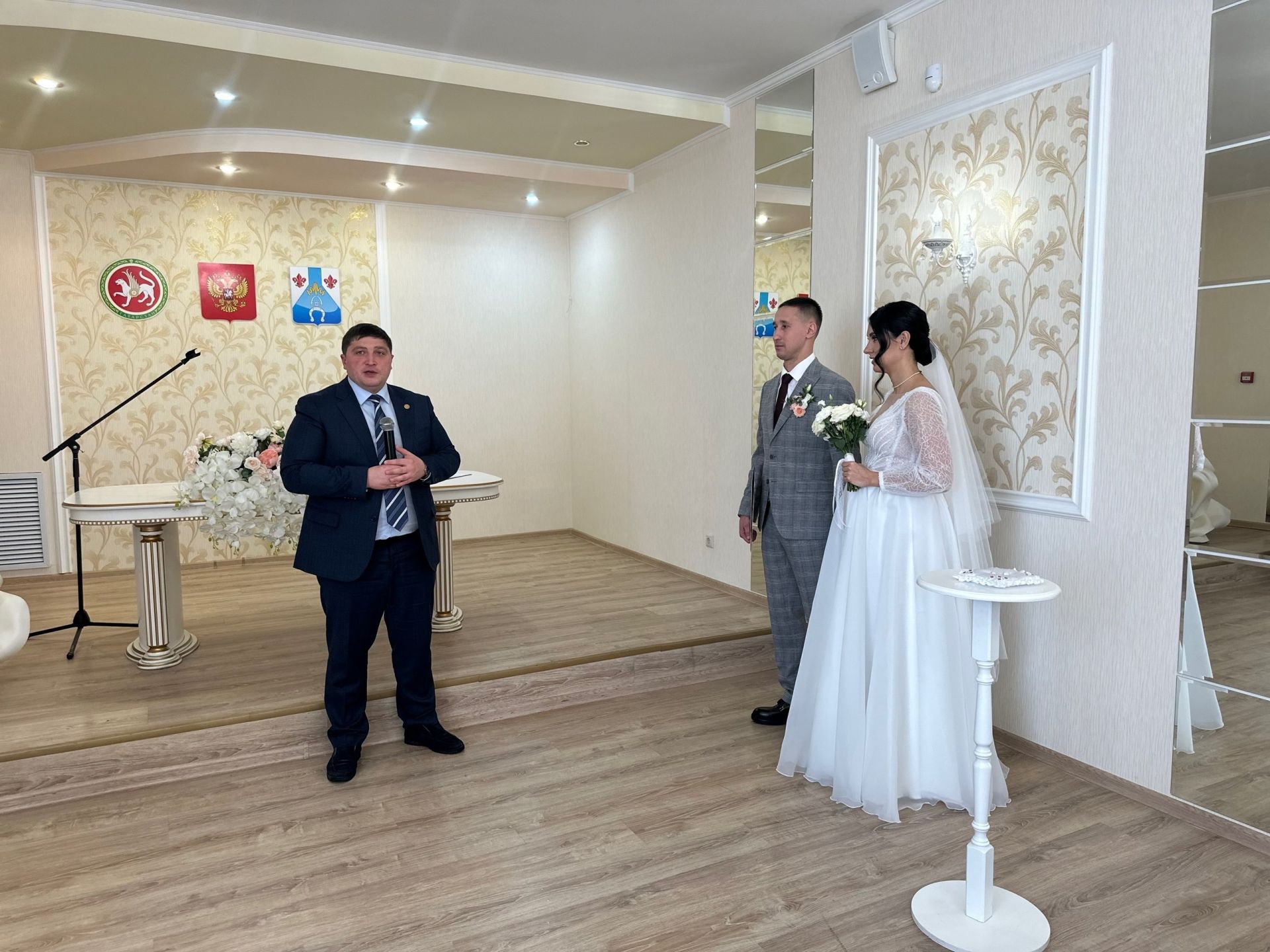 Марш Мендельсона, слёзы счастья, чувство гордости: в Менделеевске состоялась регистрация брака мобилизованного