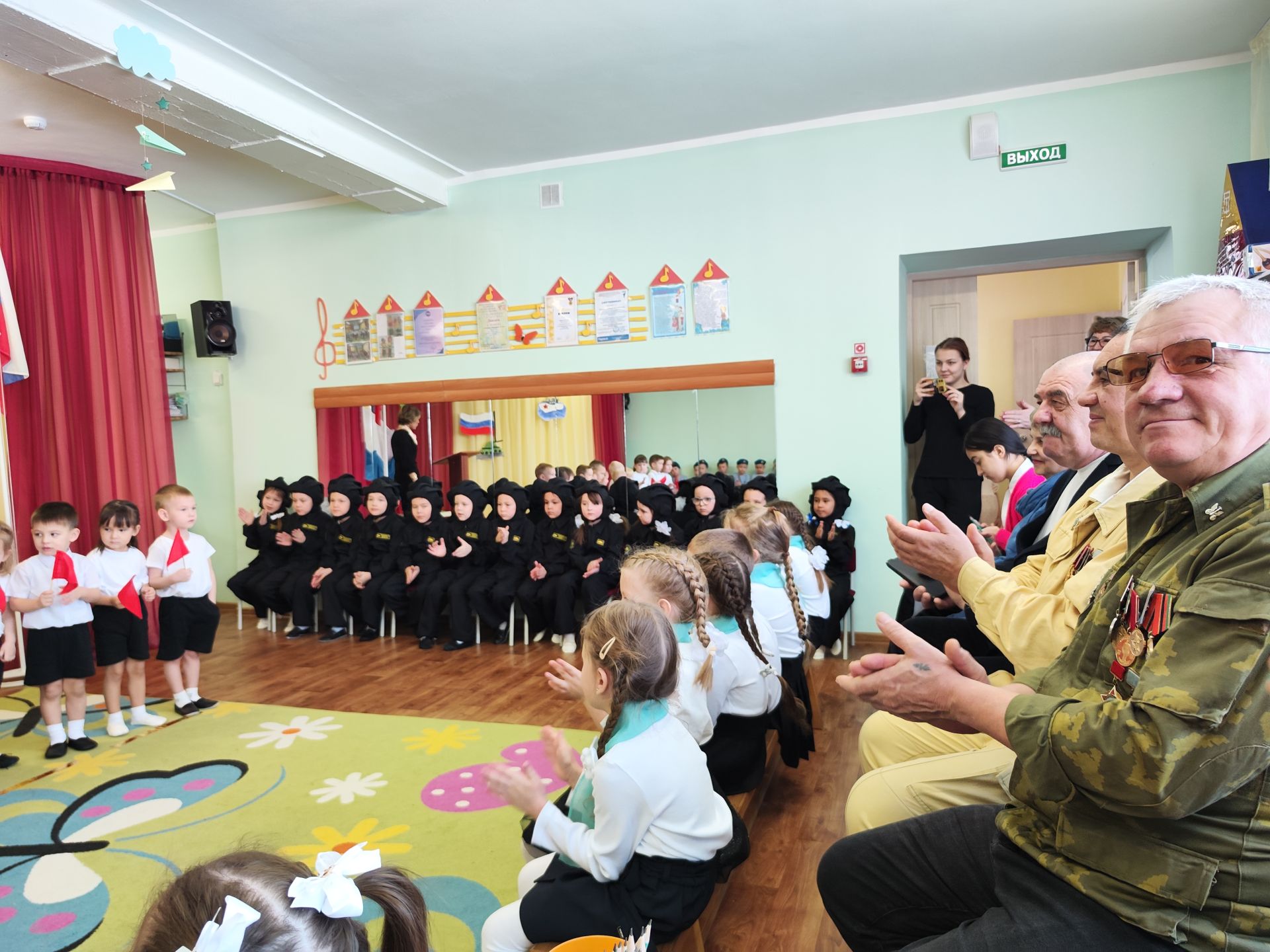 В детском саду №10 «Рябинушка» Менделеевска провели фестиваль военно-патриотической песни «Служу России»