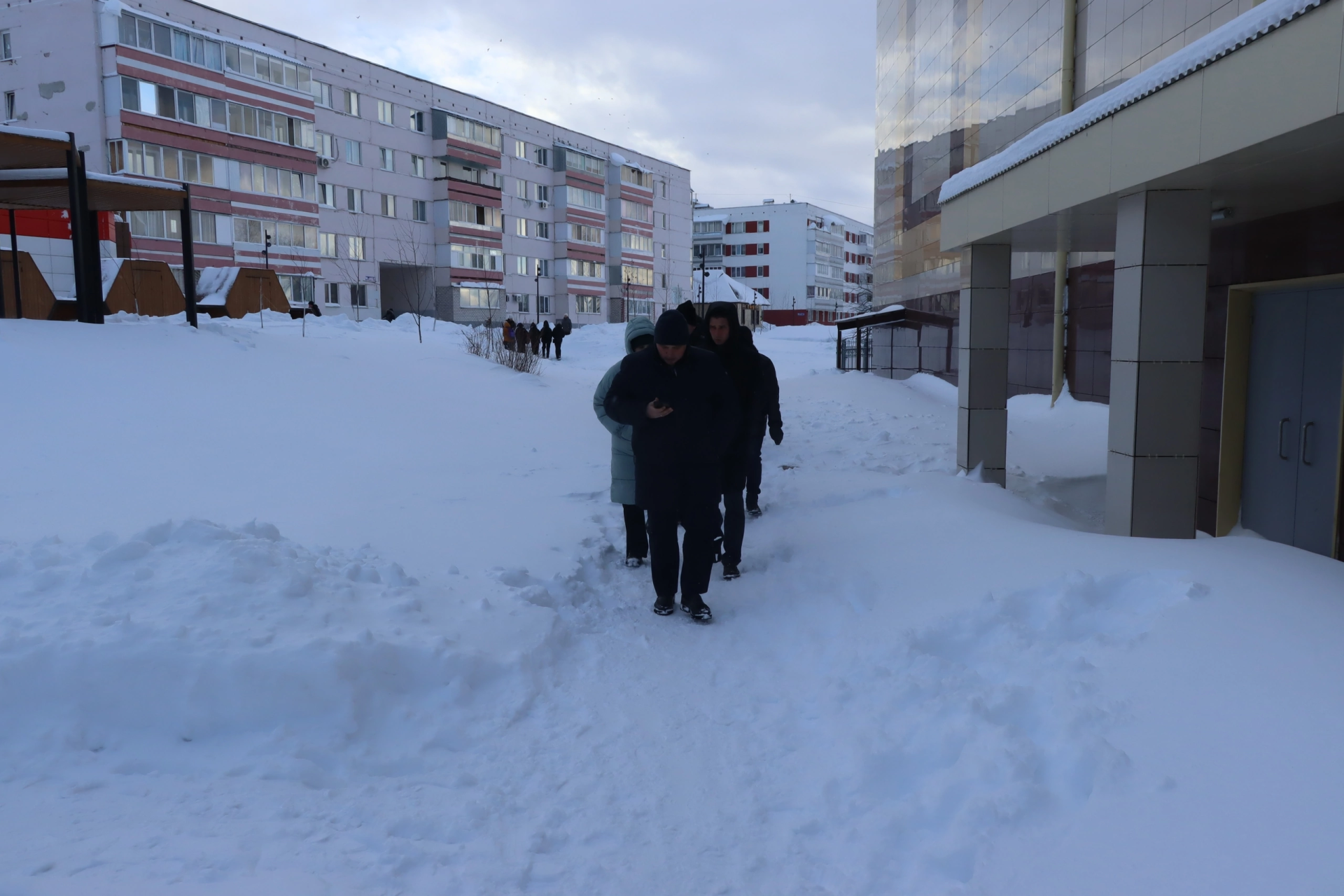 Ситуация по очистке улиц и дворов от снега на постоянном контроле главы Менделеевского района Радмира Беляева
