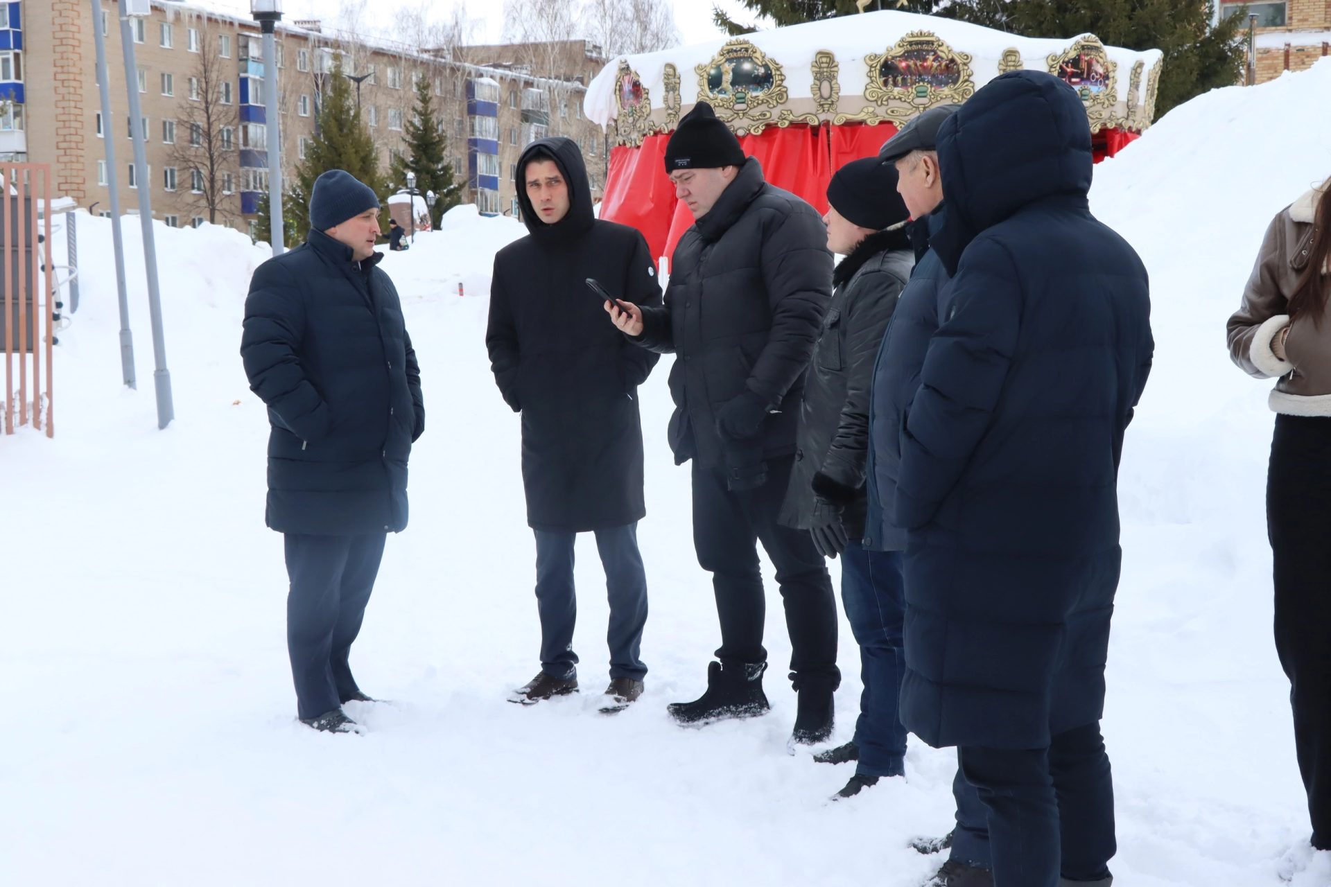 Ситуация по очистке улиц и дворов от снега на постоянном контроле главы Менделеевского района Радмира Беляева