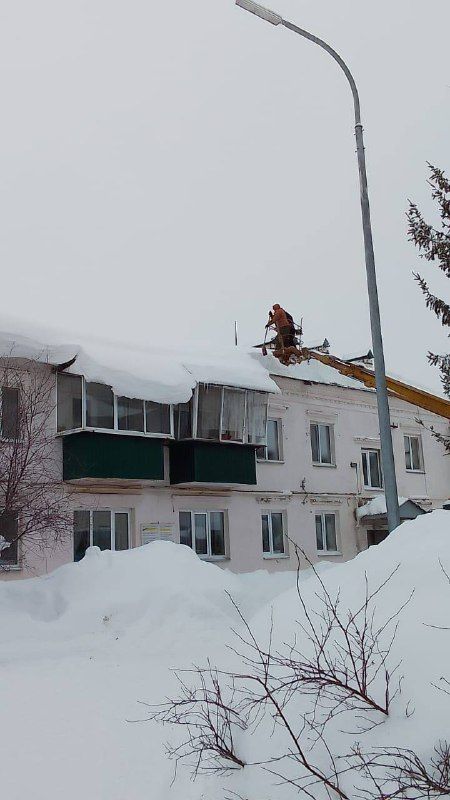 Борьба со снегом: наш район не сдается и продолжает бороться с непогодой