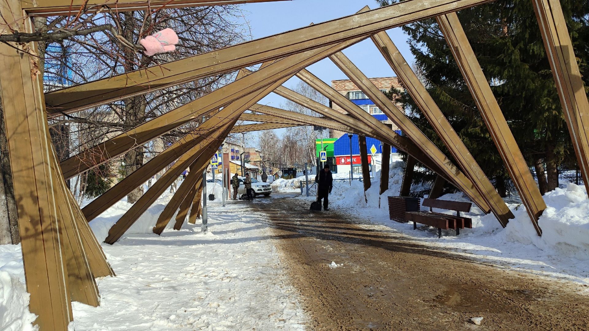 В Менделеевске продолжается очистка города от снега