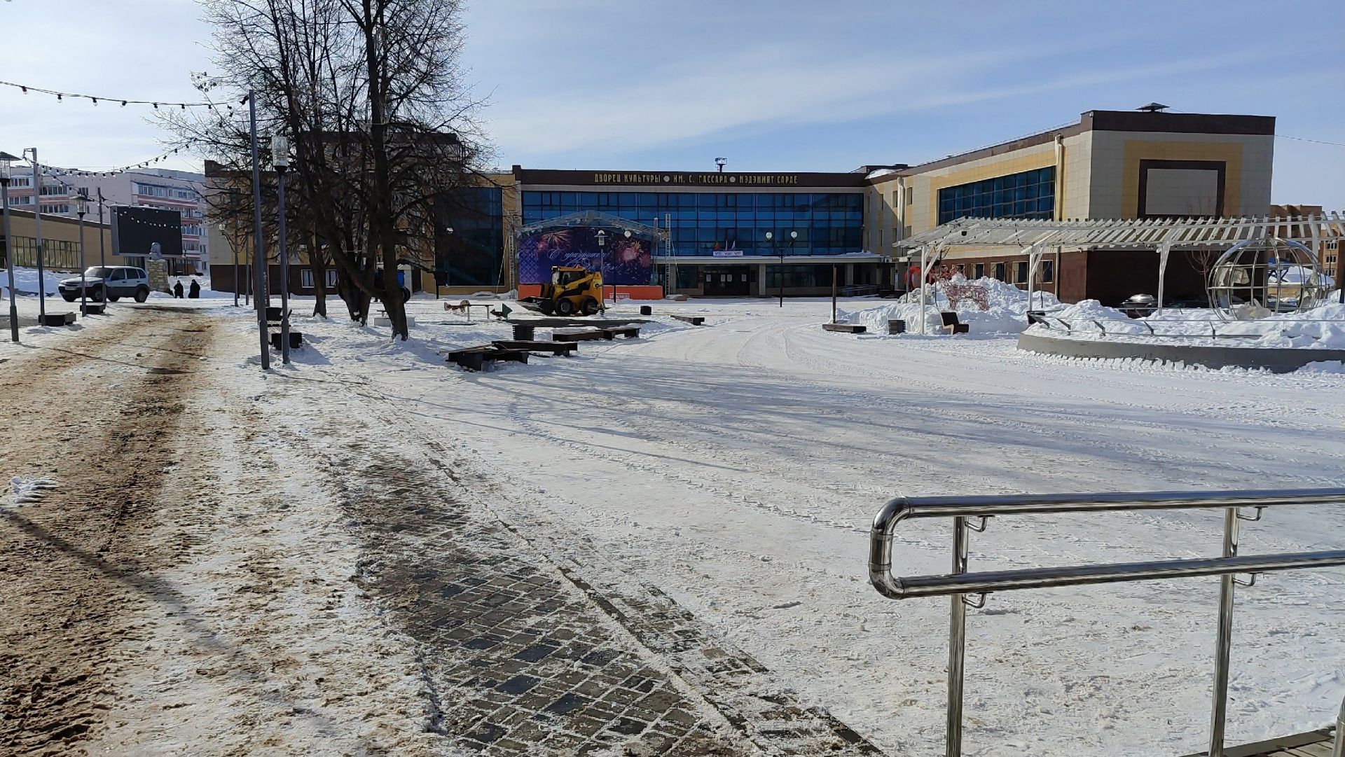 В Менделеевске продолжается очистка города от снега