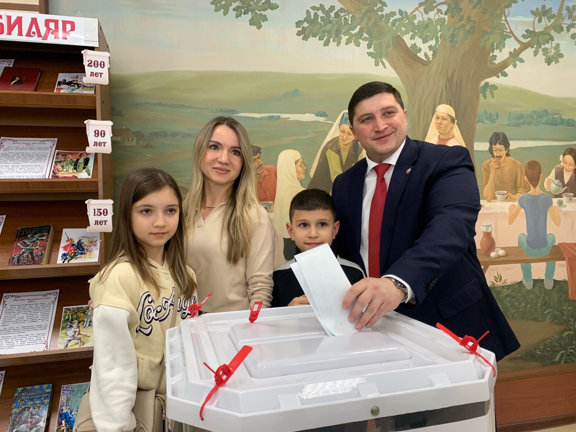 Глава Менделеевского района Радмир Беляев проголосовал на выборах Президента РФ