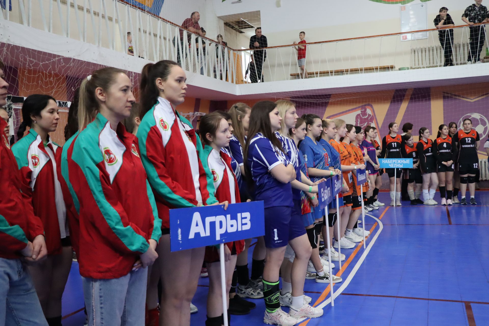 В Менделеевске стартовали соревнования школьной волейбольной лиги