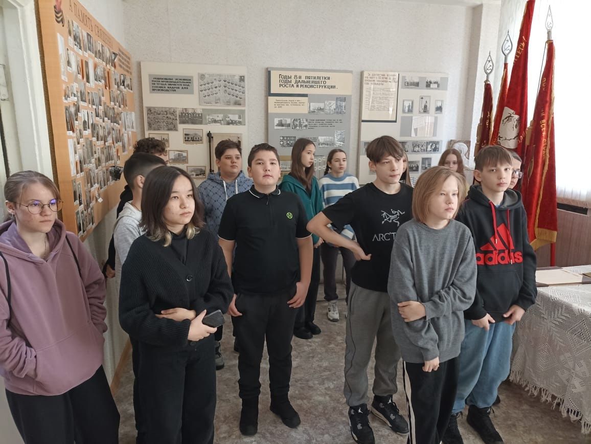 Учащиеся 7 «Б» класса школы №1 Менделеевска посетили с экскурсией музей химического завода имени Л. Карпова