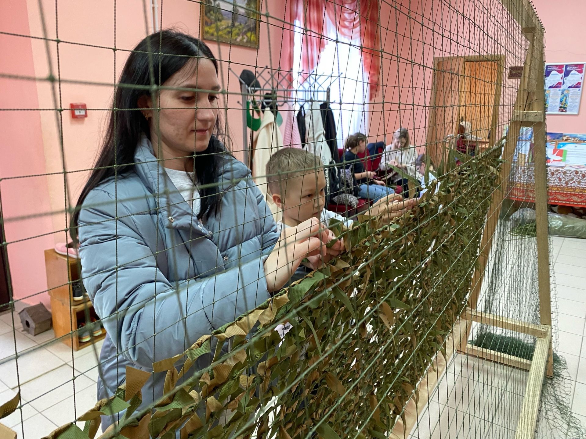 В  Мунайкинском СДК начали плести маскировочные сети для СВО