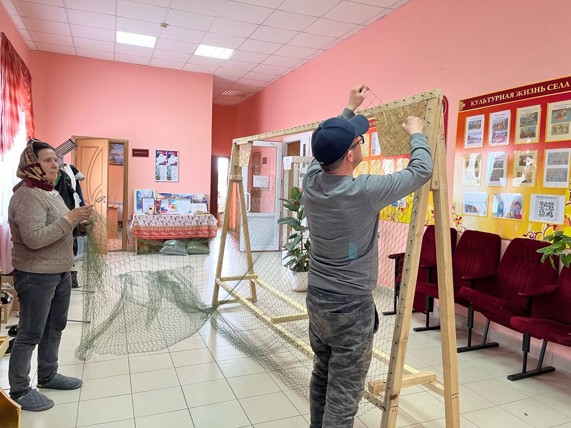 В  Мунайкинском СДК начали плести маскировочные сети для СВО