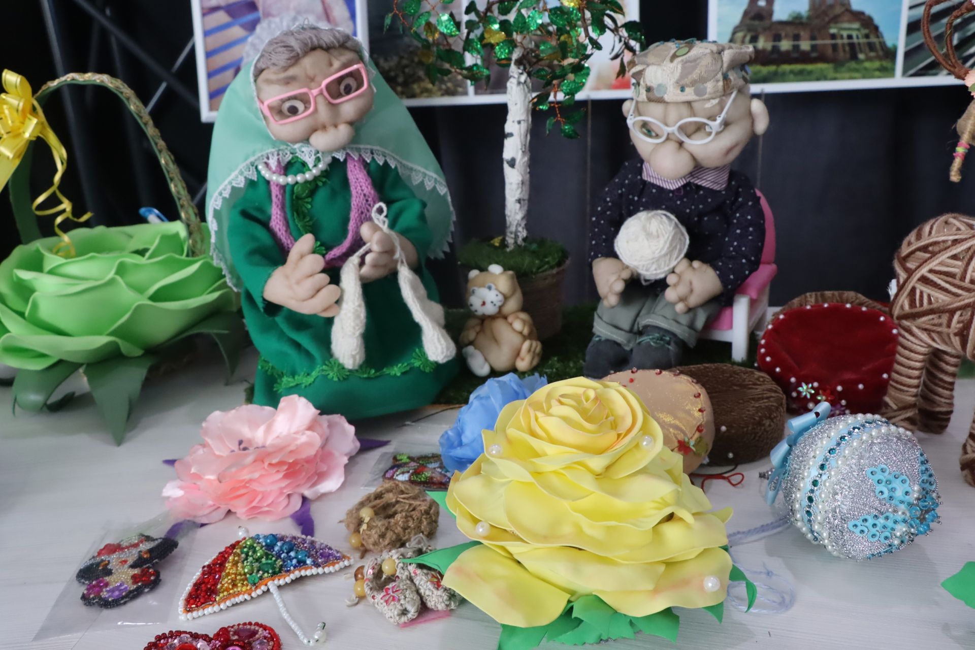 Участницы клуба пенсионеров «Талантливые бабушки» при ДК имени С.Гассара организовали в куполе «Атмосфера» выставку «10 лет с любовью к творчеству»