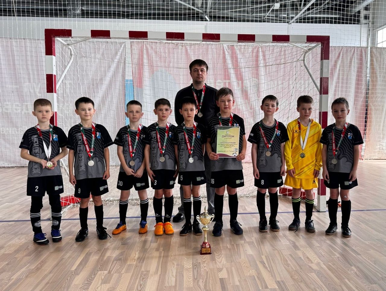 Команда «Химик» Менделеевска стала серебряным призёром в соревнованиях по мини-футболу