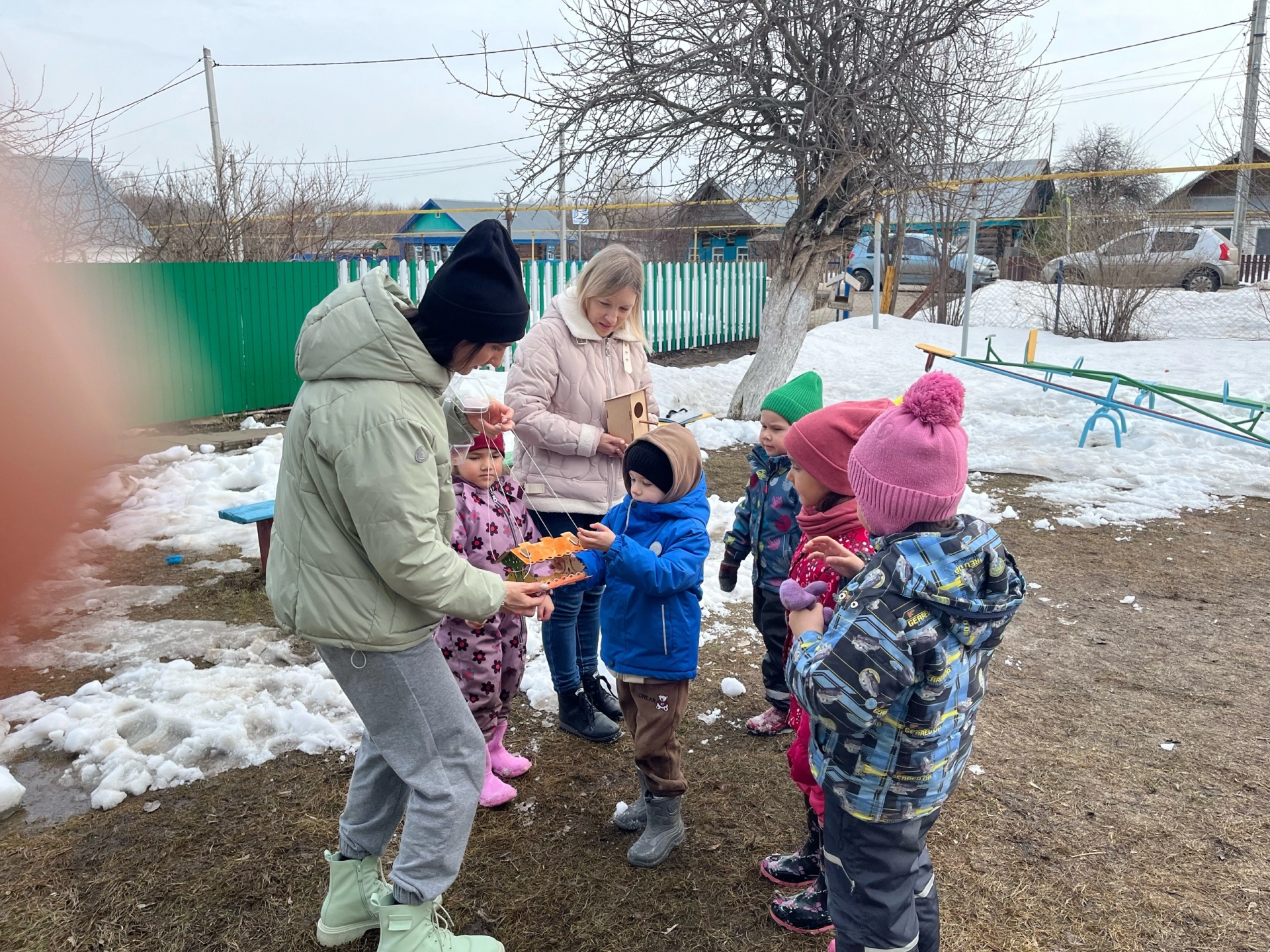 В Мунайкинском СДК повесили кормушки для птиц