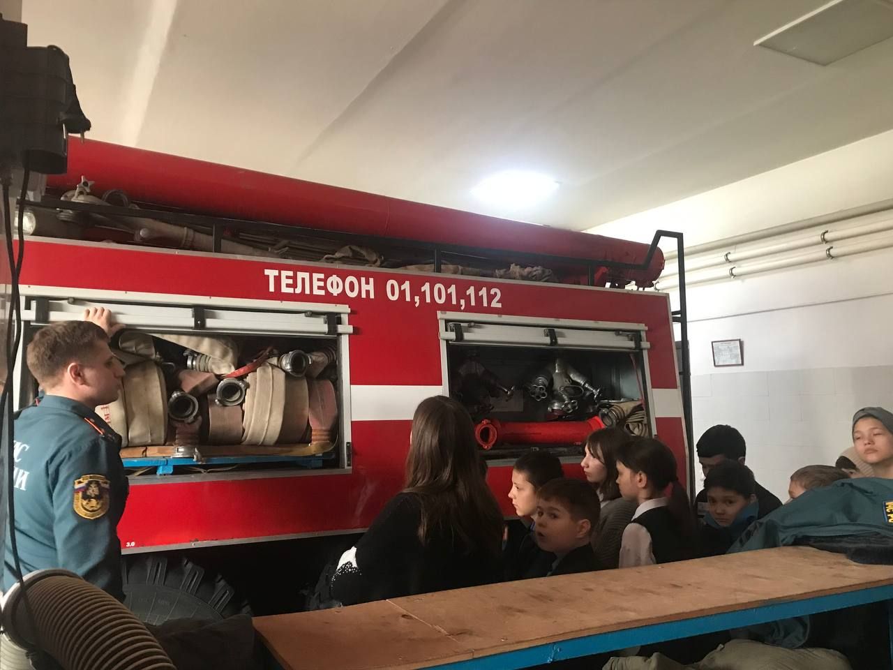 Учащиеся четвёртого «А» класса школы №4 и ребята из центра «Форпост» с экскурсией посетили 86 пожарно-спасательную часть и попробовали себя в роли огнеборцев