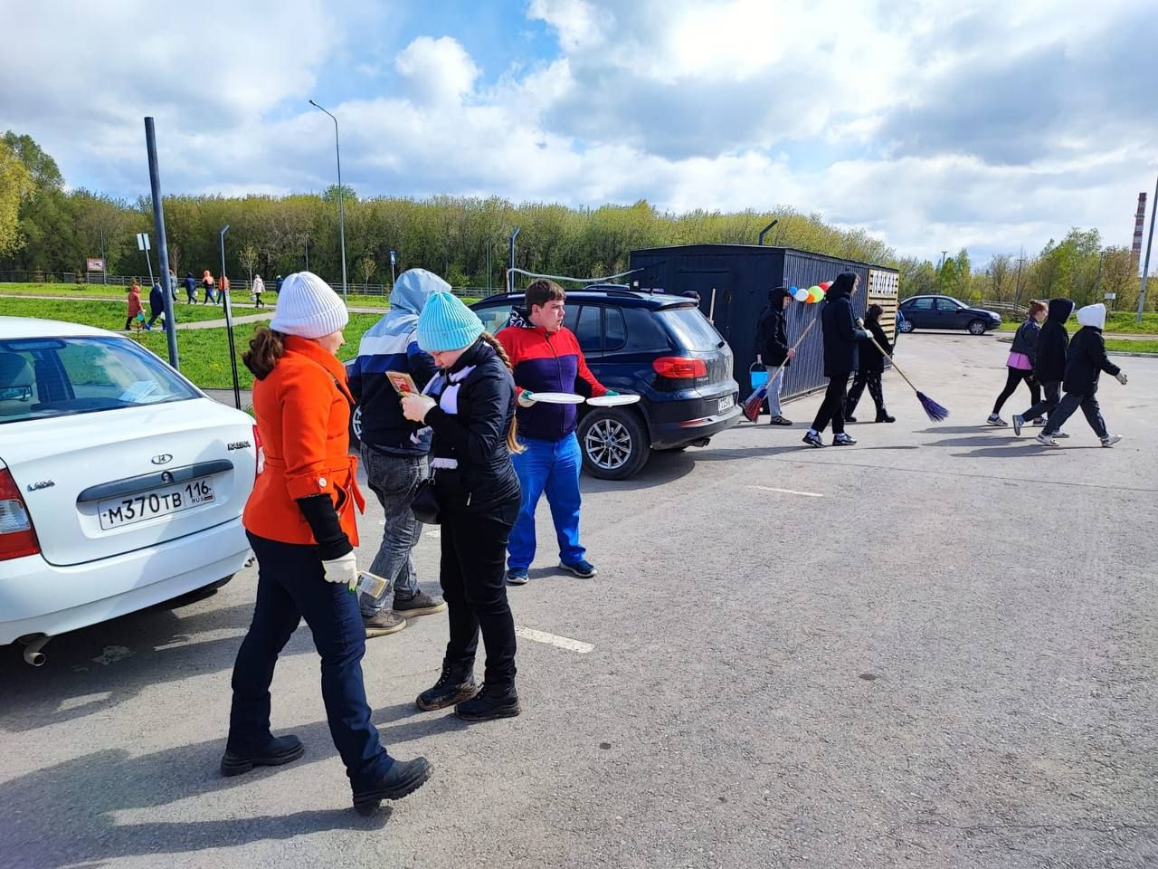 Чистота начинается с каждого из нас: общегородские субботники продолжаются в Менделеевске