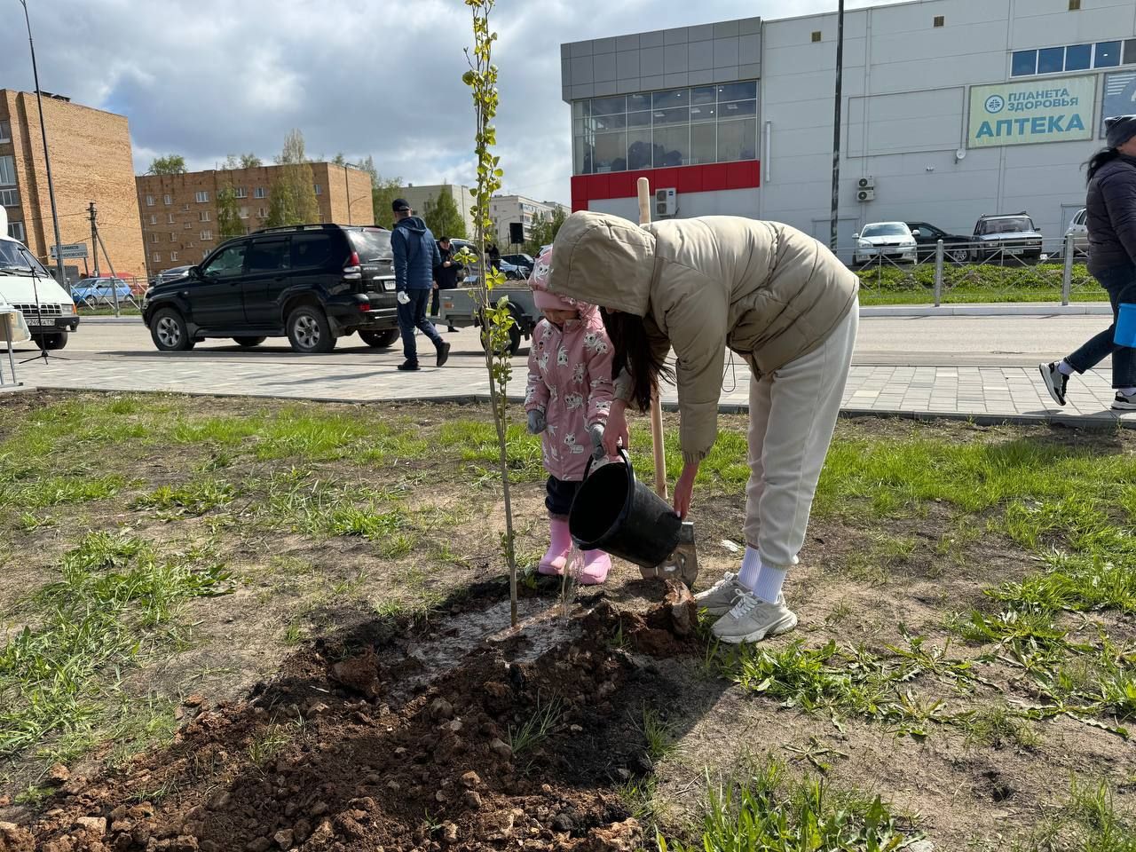 В Менделеевске посадили 50 саженцев в рамках Международной акции «Сад памяти»