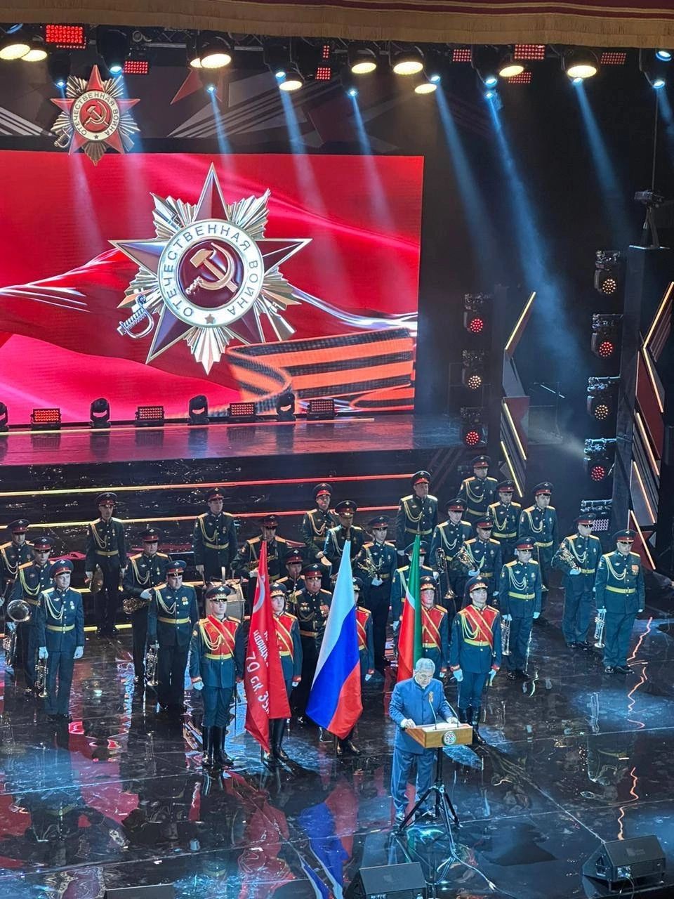 Праздничное селфи главы с ветераном Зайнаком Аглиевым украсило все социальные сети Менделеевска