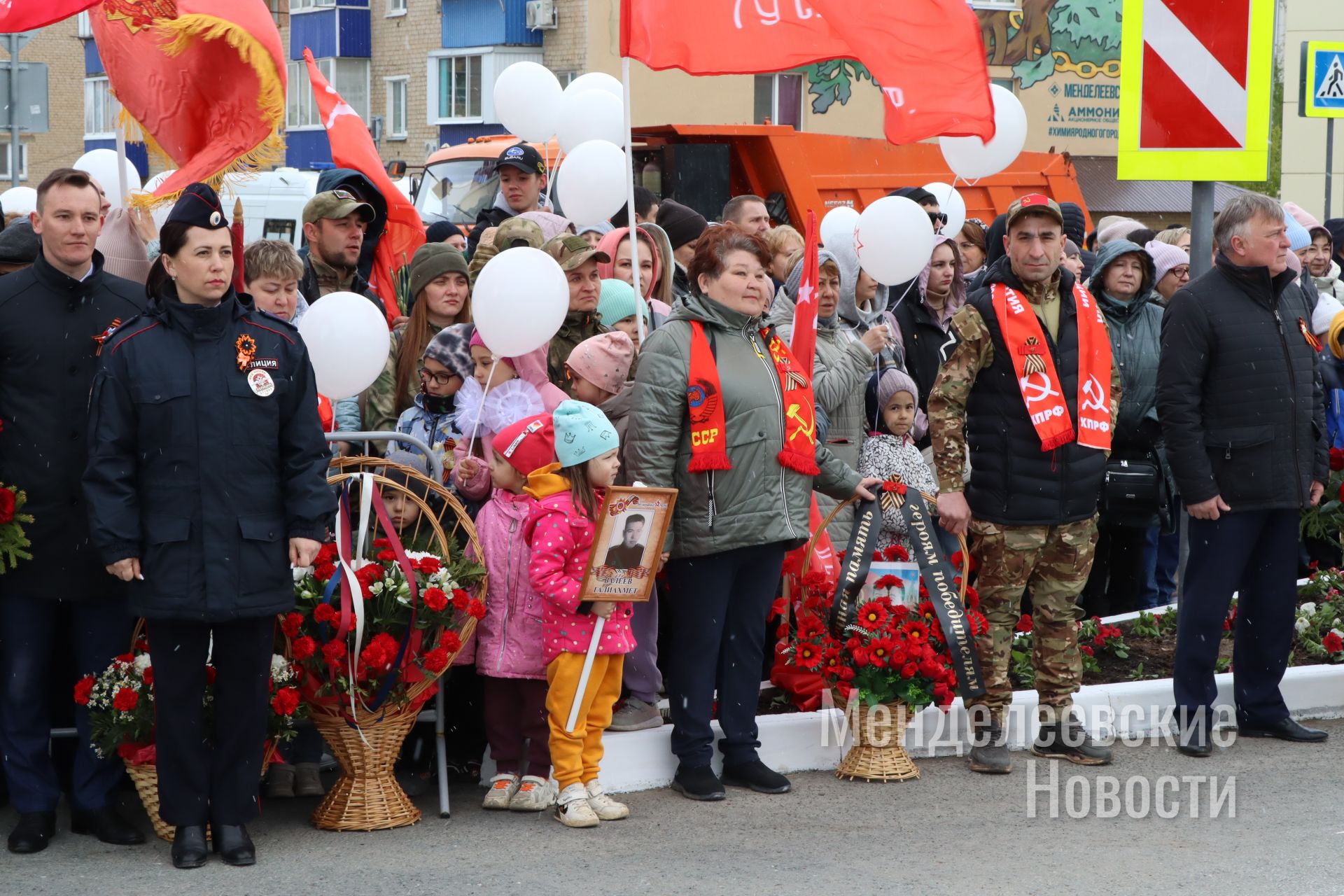 Праздник со слезами на глазах и снегом: в Менделеевске отметили День Победы