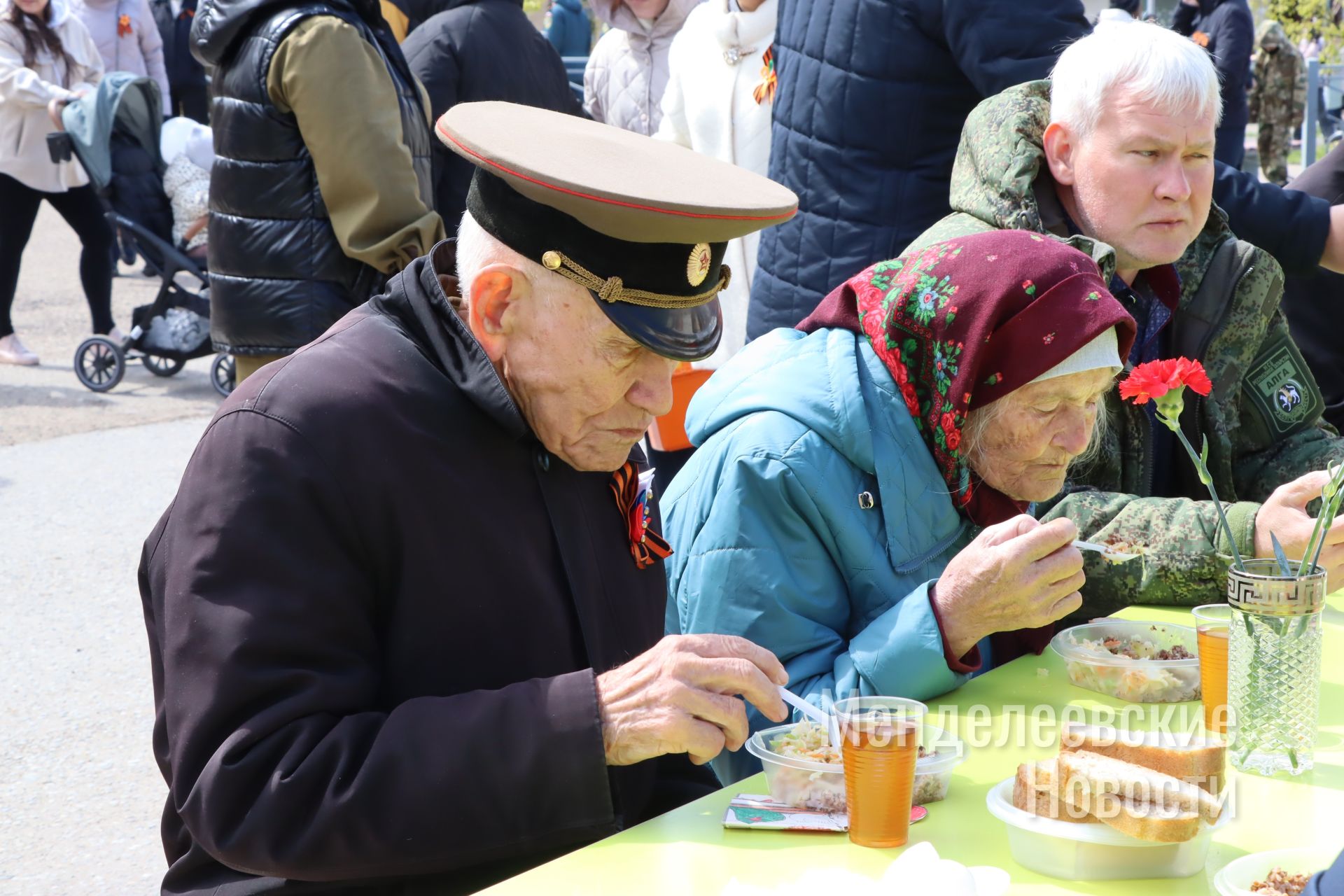 Менделеевцев угостили солдатской кашей