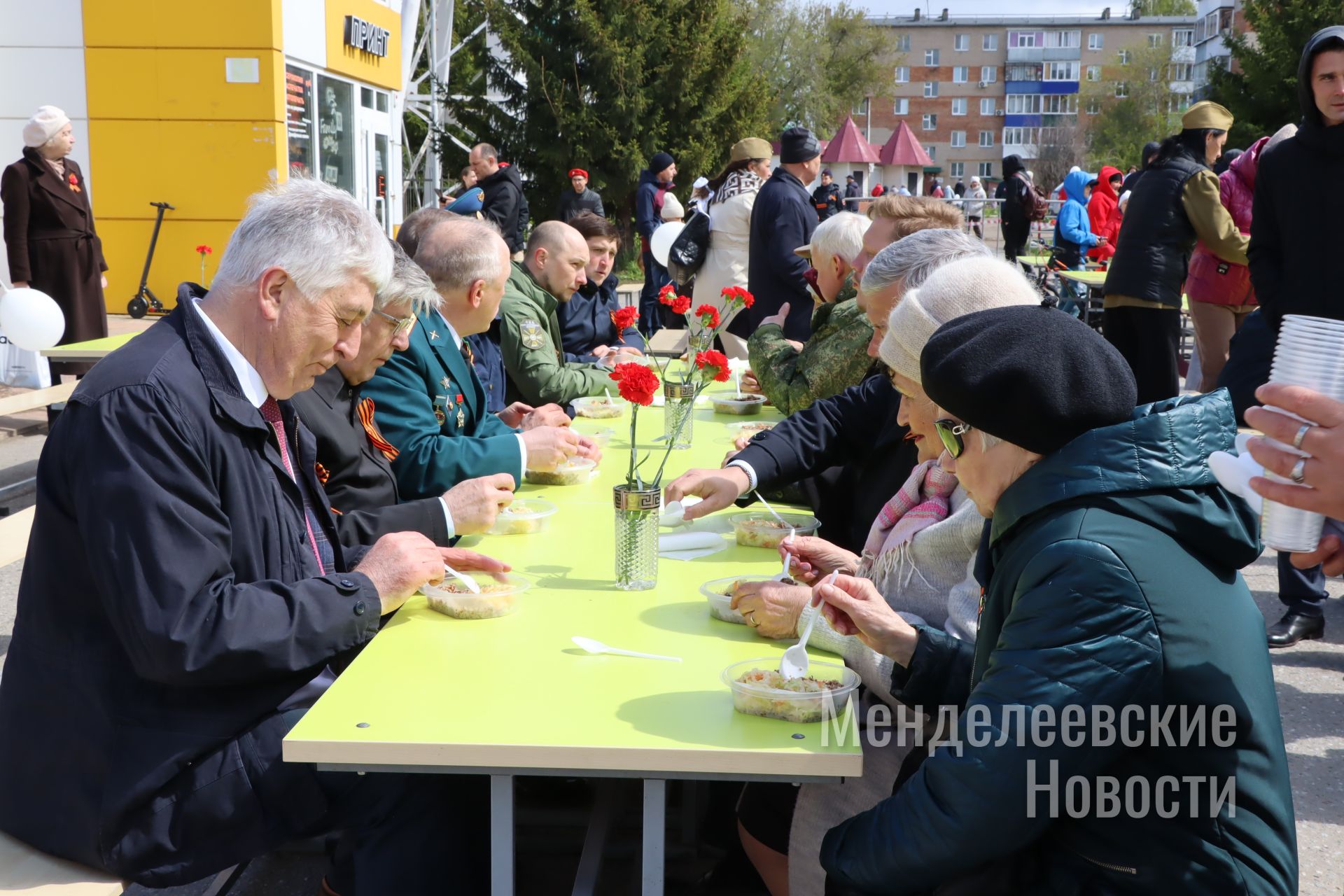 Менделеевцев угостили солдатской кашей