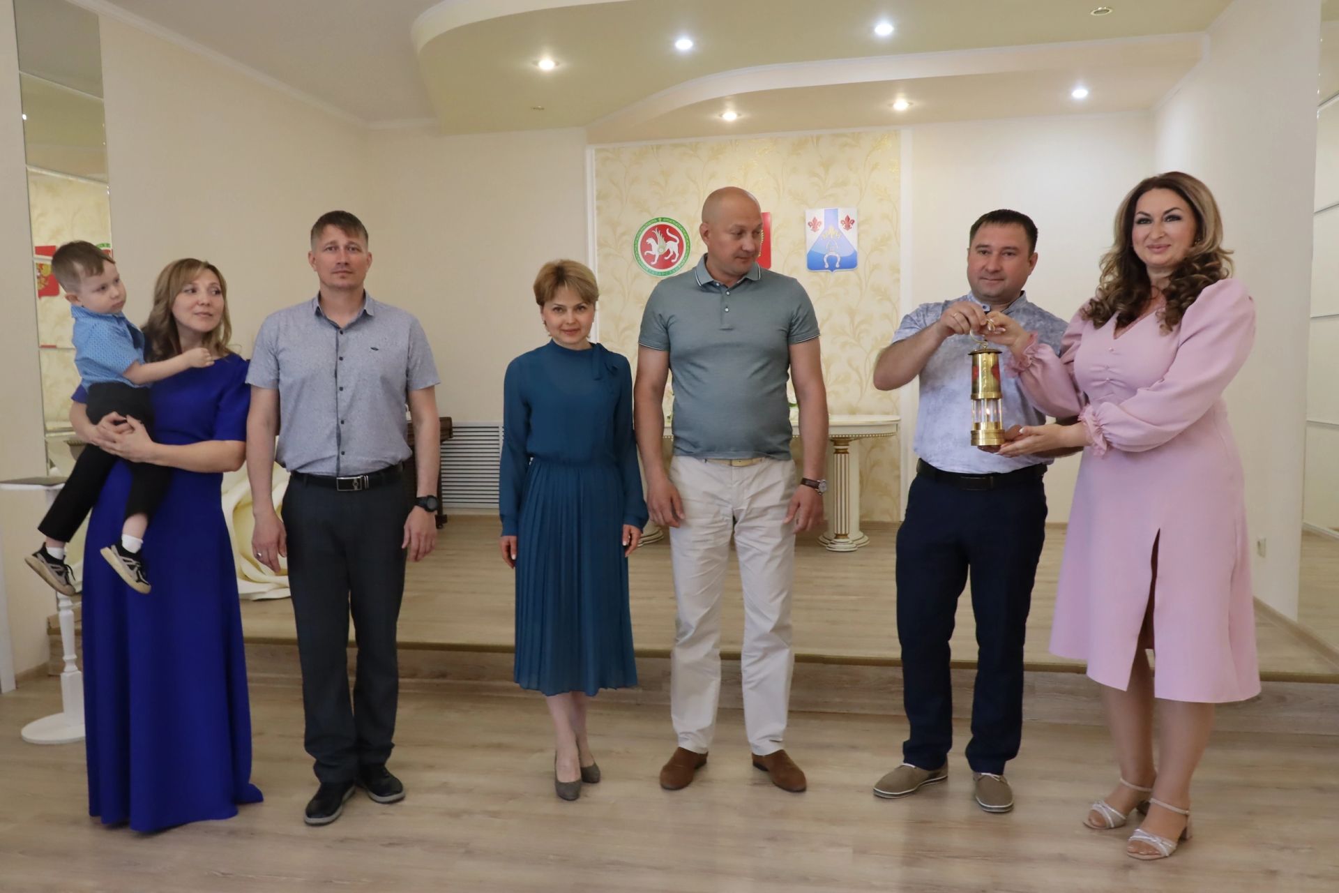 В Отделе ЗАГС Менделеевска провели торжественную церемонию передачи капсулы с семейным огнём «Сердце России»