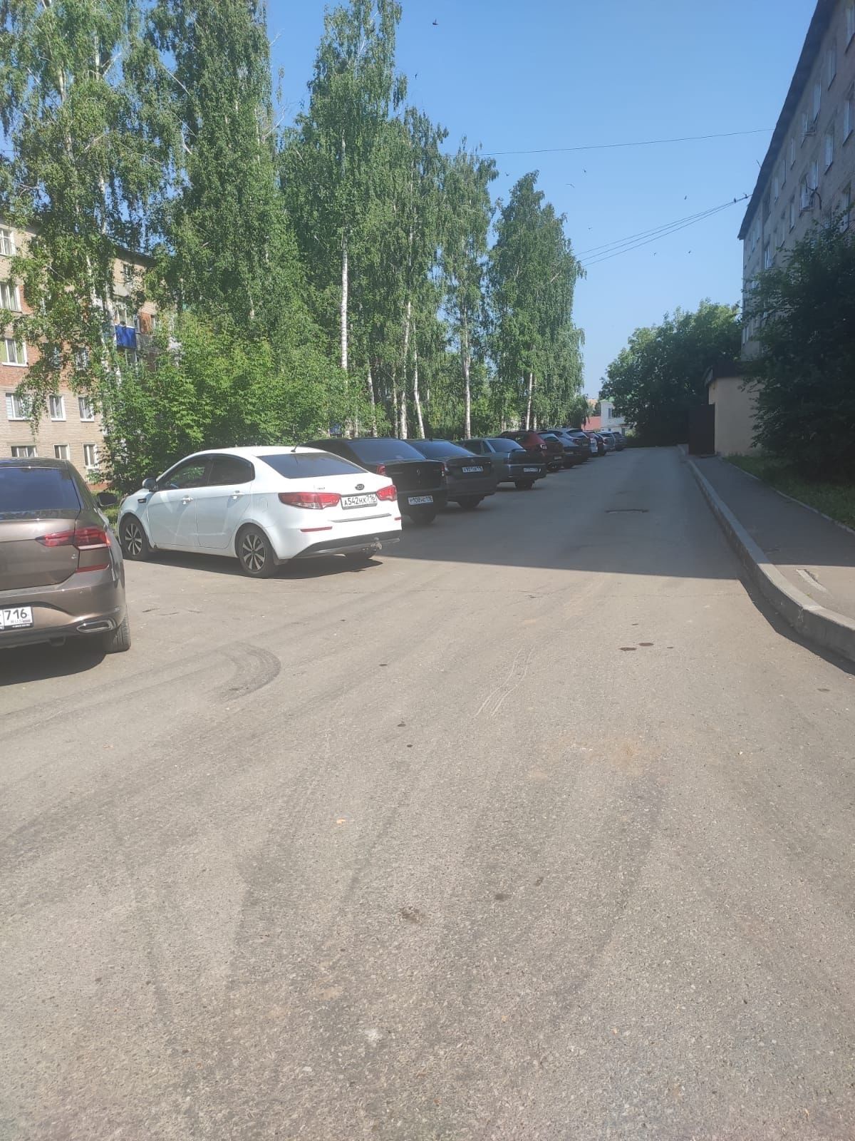 Во дворах Менделеевска ведутся дорожные работы