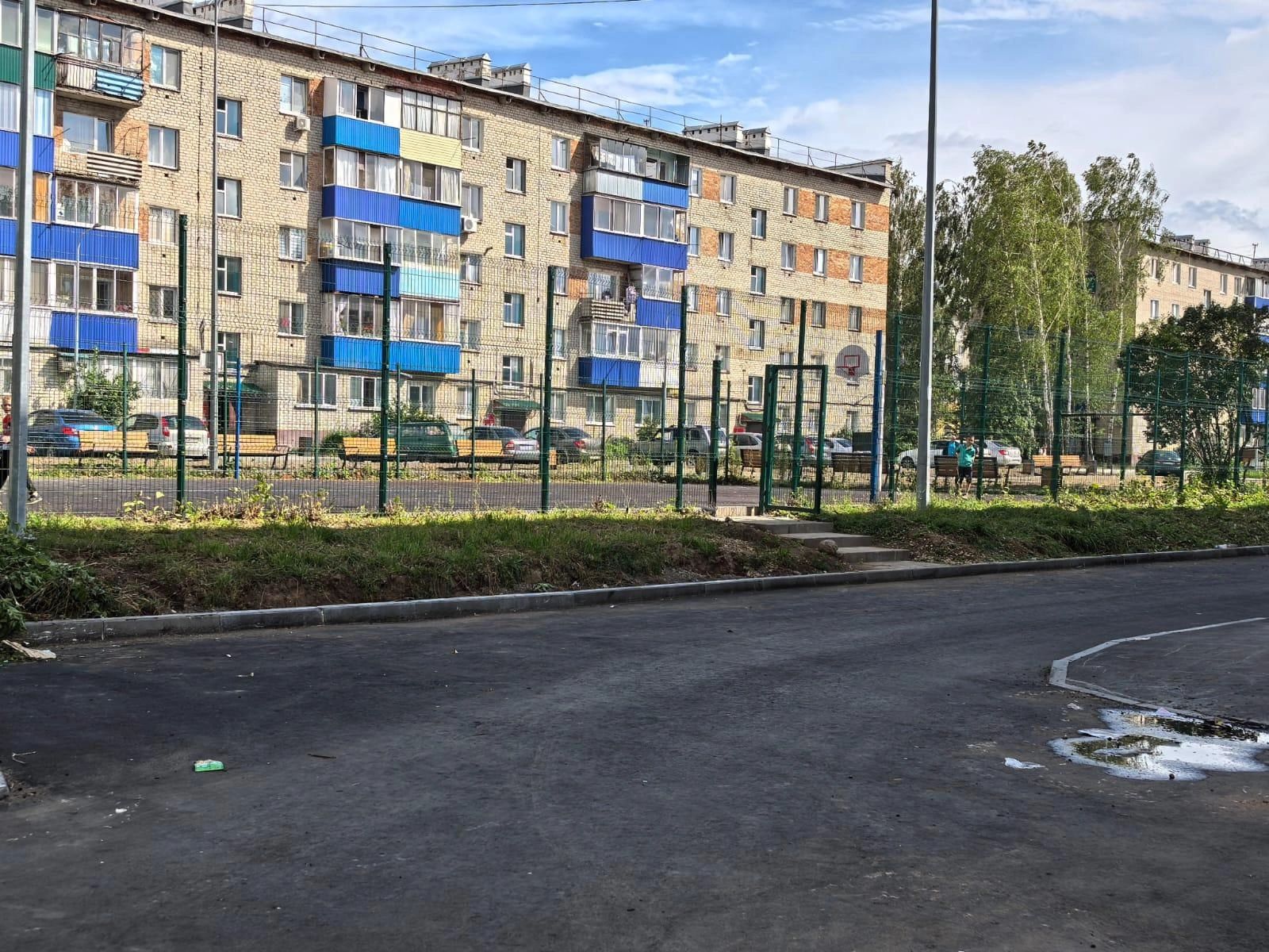 Молодежь Менделеевска проводит субботники на дворовых площадках
