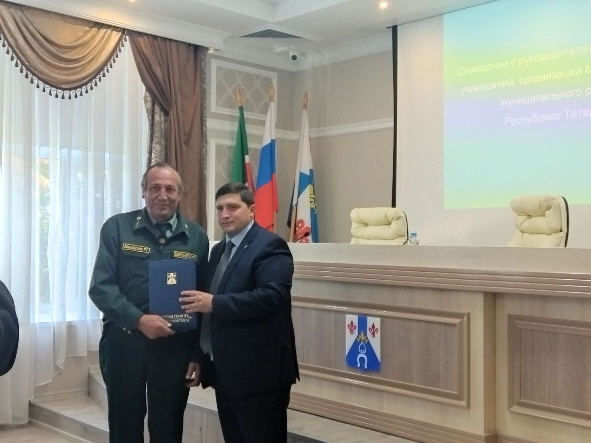 Деловой понедельник в администрации Менделеевска начался с награждений