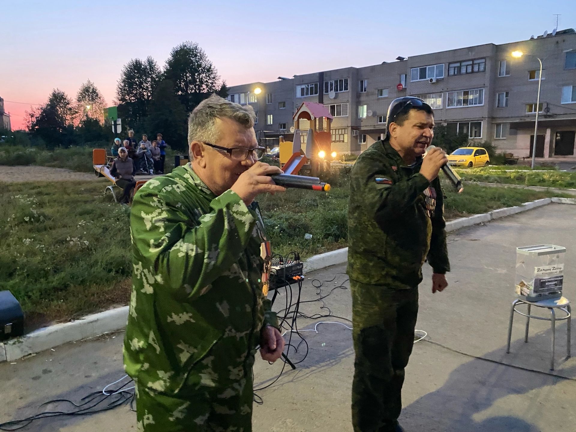 В Ижевском сельском поселении в поддержку мобилизованных земляков прошел благотворительный концерт «Своих не бросаем!»