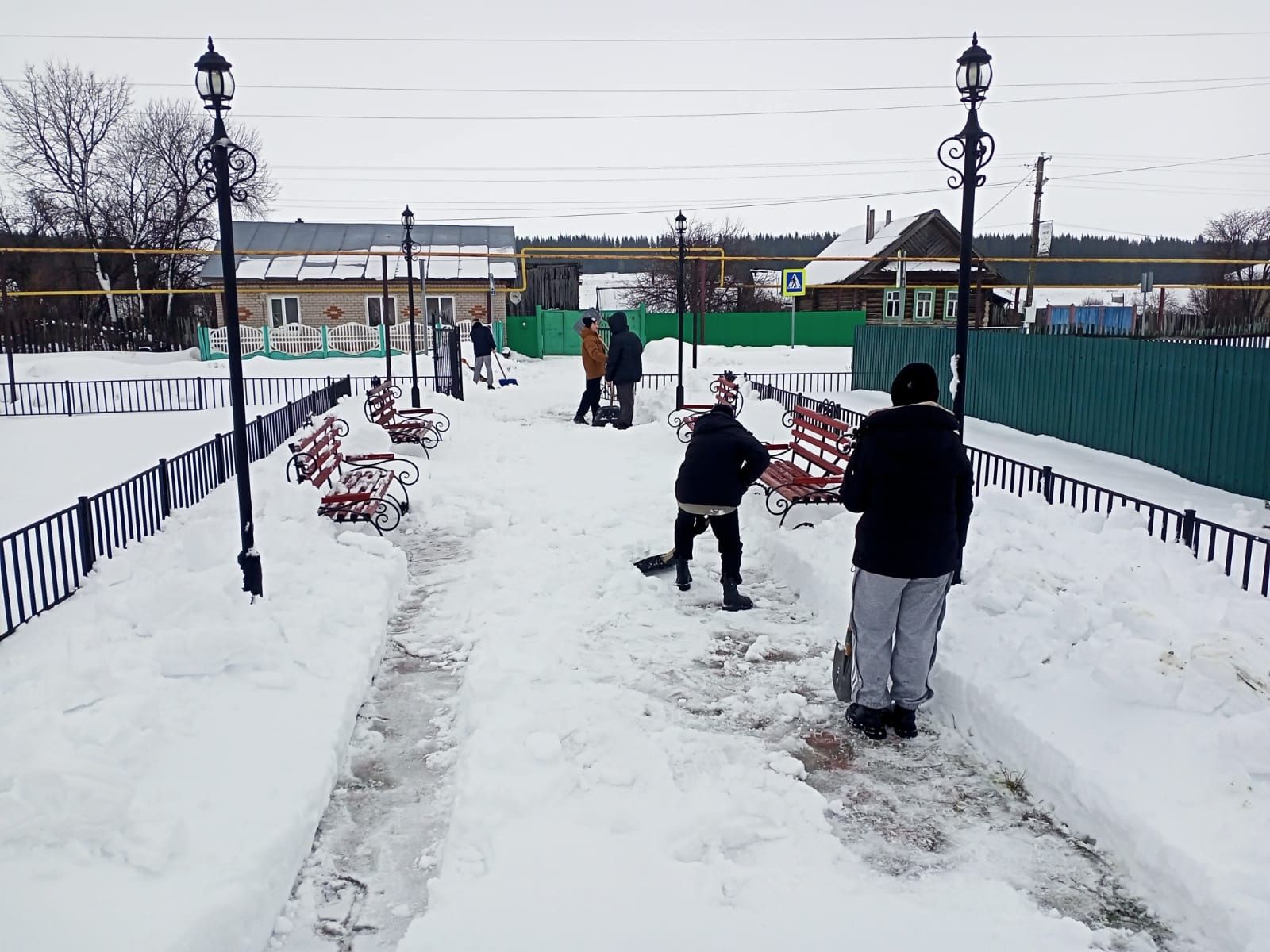 Активисты проекта «Хранители истории» очистили памятник воинам-односельчанам от снега