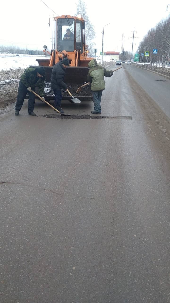 В Менделеевске идут работы по временным ремонтам дорожного покрытия