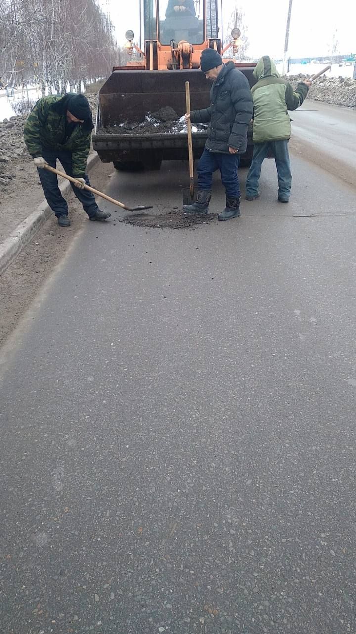 В Менделеевске идут работы по временным ремонтам дорожного покрытия